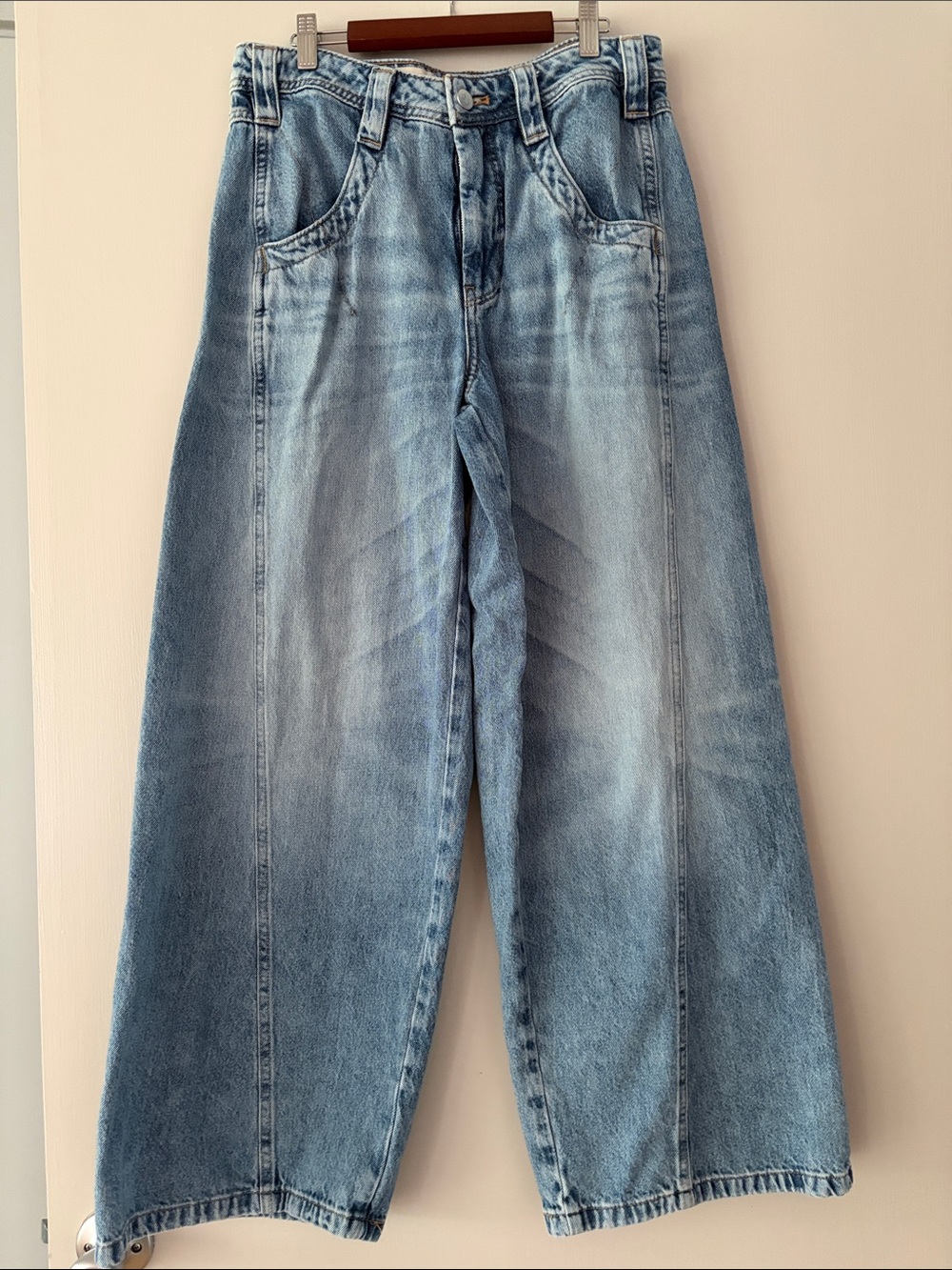 Pilcro barrel jeans- like new . Worn once.